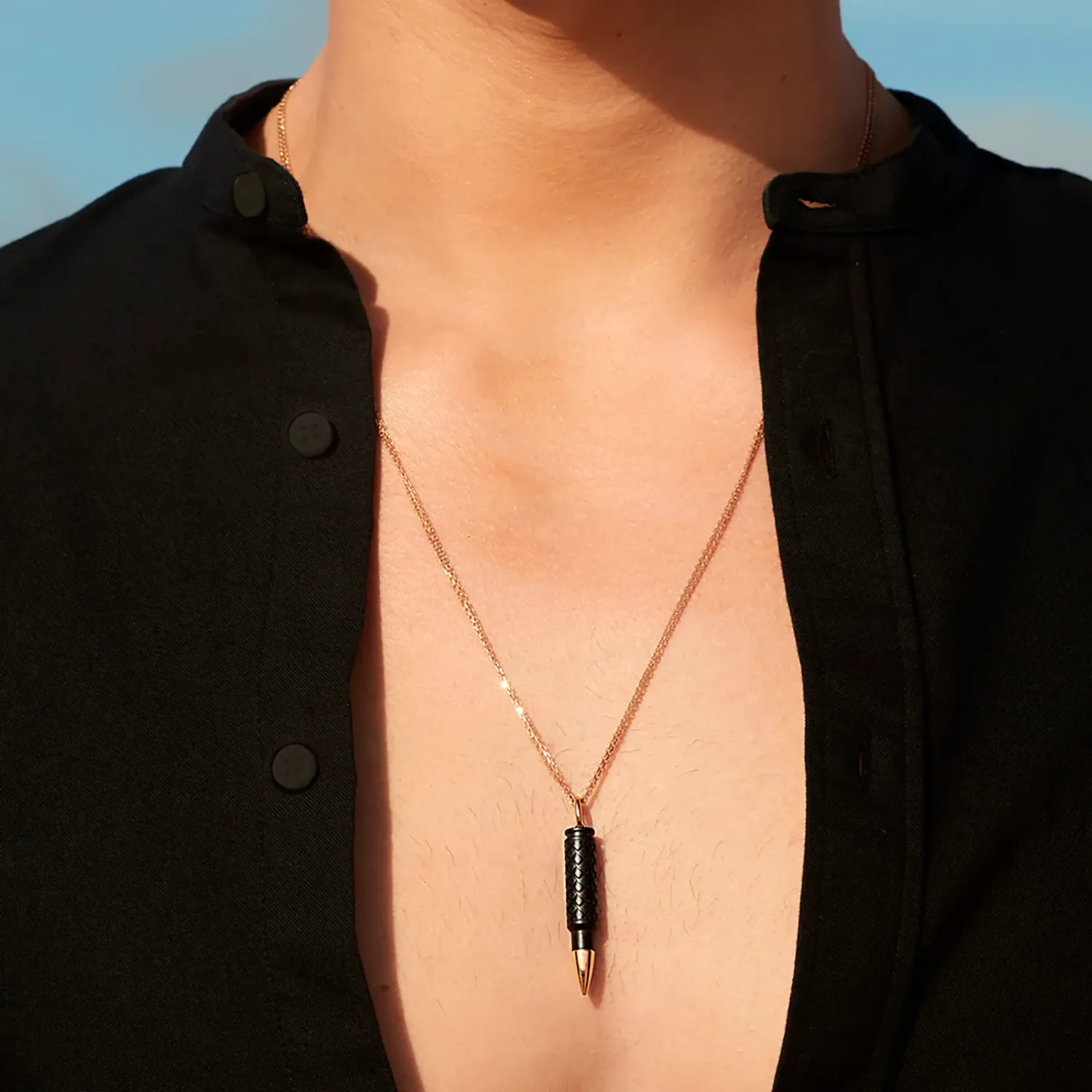 Pendentif Akillis sur chaîne cross Fatal Attraction en titane dlc noir pointe en or rose