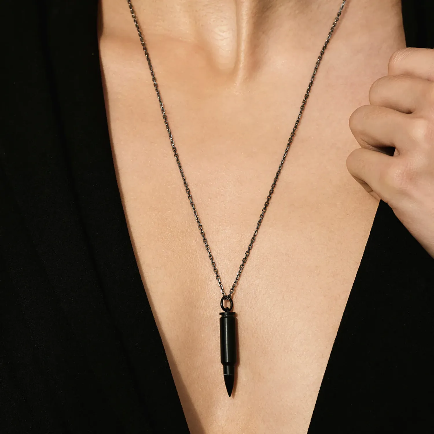 Pendentif Akillis sur chaîne Fatal Attraction en titane dlc noir