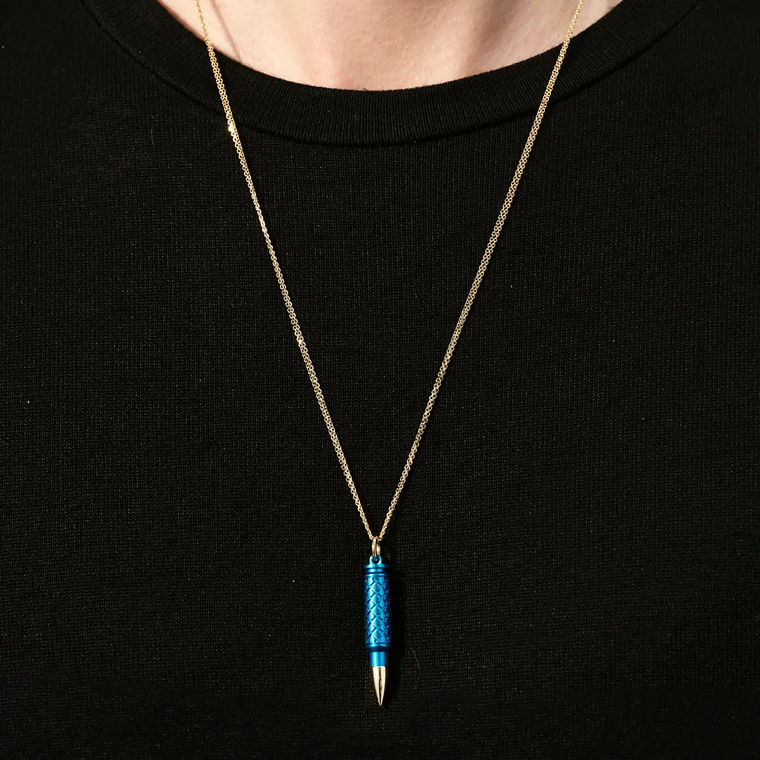 Pendentif Akillis chaîne cross Fatal Attraction en or jaune et aluminium bleu