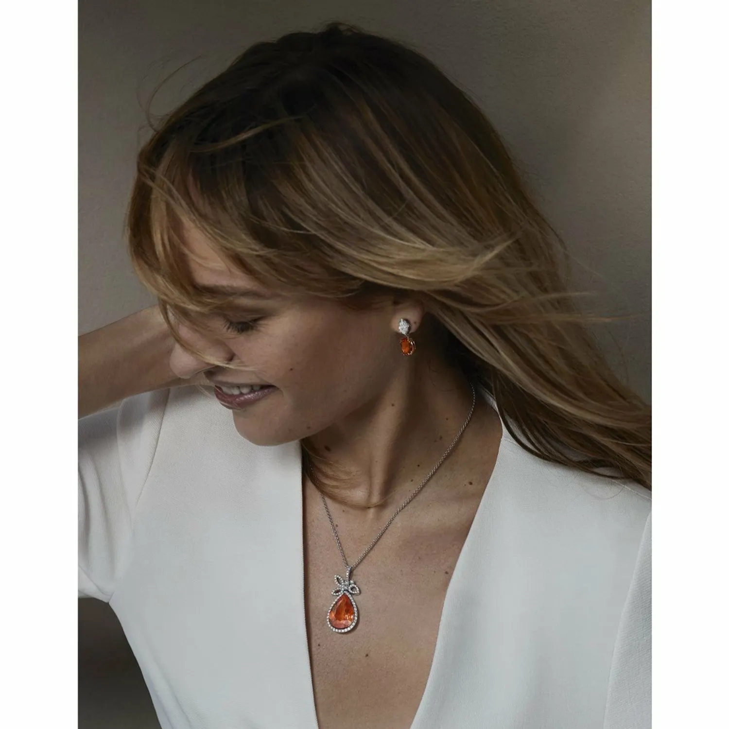 Boucles d'oreilles en or blanc et or rose, grenats spessartites et diamants blancs