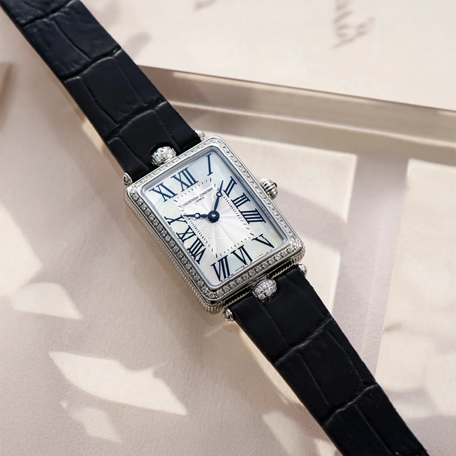 Montre Frederique Constant Classics Art Déco Carrée pavée diamants