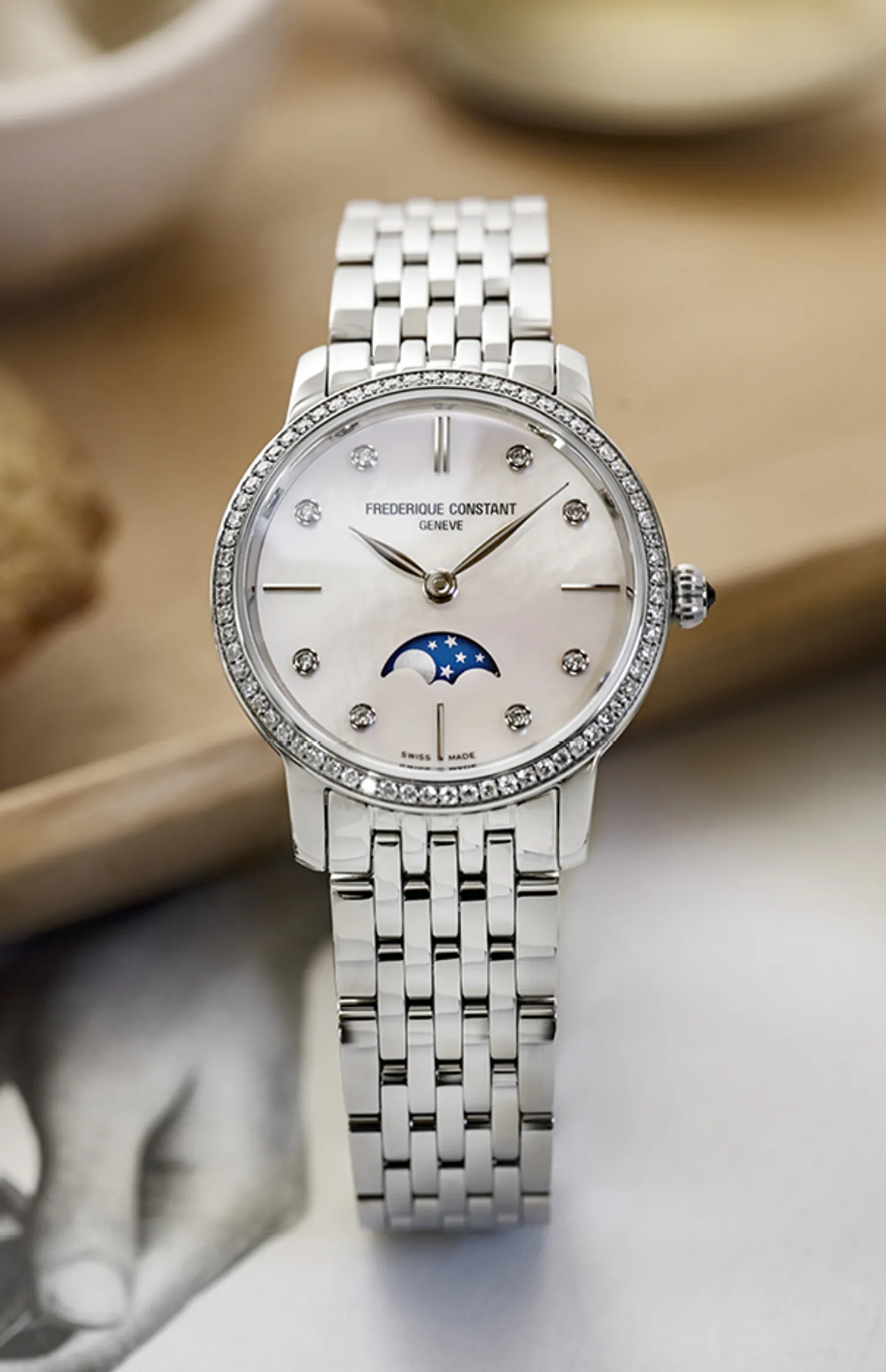 Montre CLASSICS Slimline Ladies Moonphase Bracelet veau bleu croco, Boucle ardillon, Cadran nacre blanche index diamants