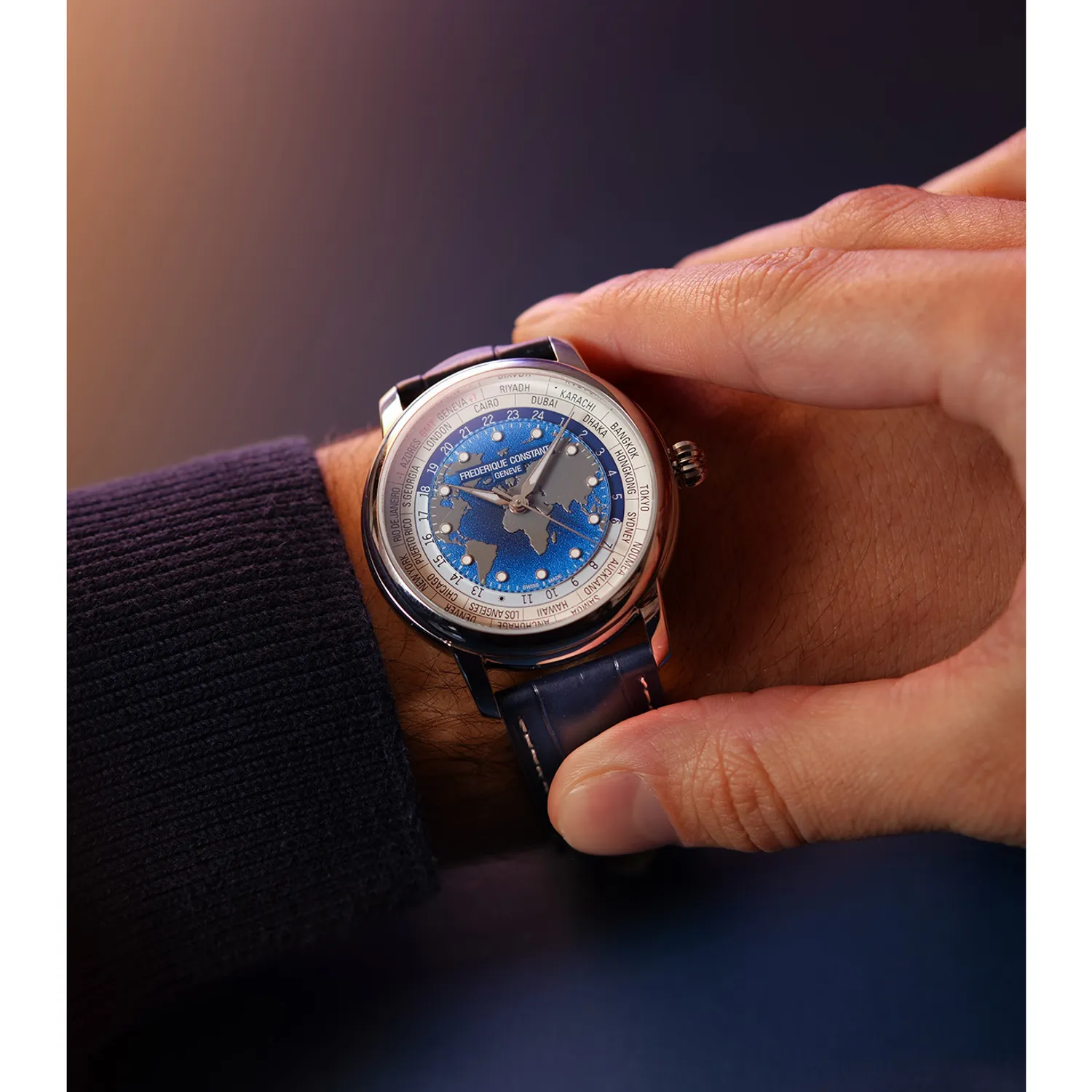 Montre MANUFACTURE Classic Worldtimer, Bracelet alligator bleu, Boucle déployante, Cadran bleu embossé et grainé