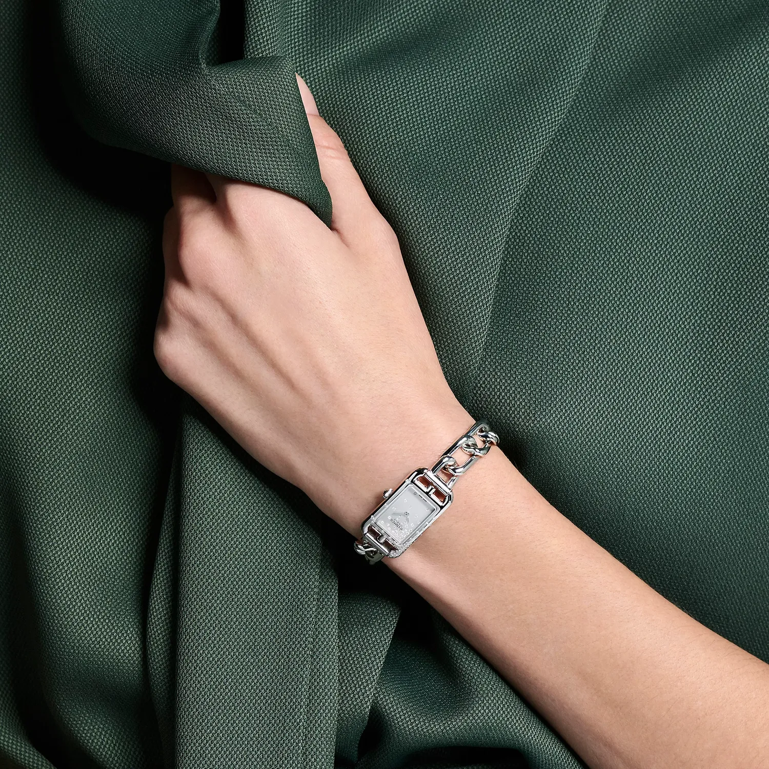 Montre NANTUCKET Petit Modèle « Jeté de diamants », Bracelet acier, Cadran sablé et rhodien serti