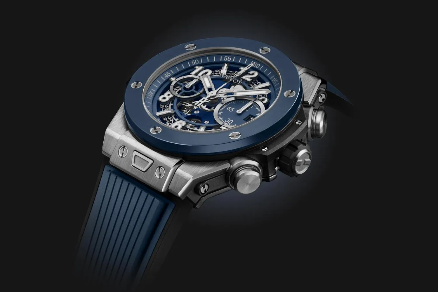 Montre BIG BANG UNICO TITANIUM BLUE CERAMIC Bracelet caoutchouc structuré noir et ligné bleu, Boucle déployante titane, Cadran squeletté bleu mat