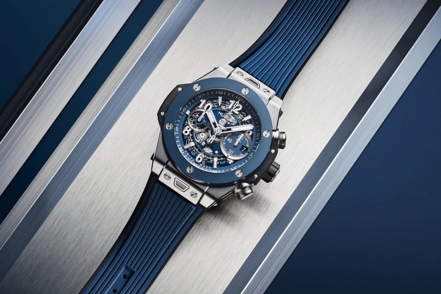 Montre BIG BANG UNICO TITANIUM BLUE CERAMIC Bracelet caoutchouc structuré noir et ligné bleu, Boucle déployante titane, Cadran squeletté bleu mat