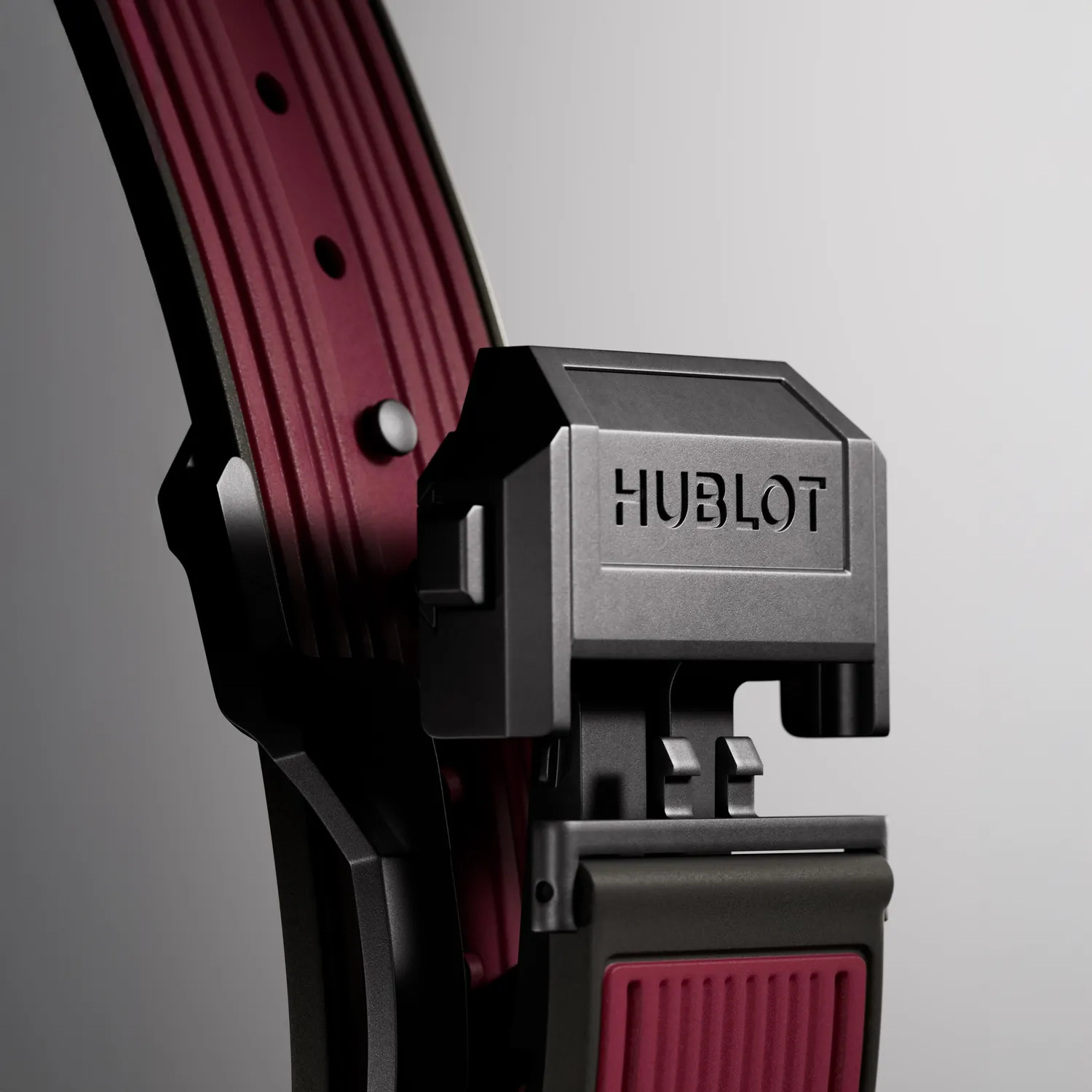 Montre BIG BANG E FIFA WORLD CUP QATAR 2022 Bracelets caoutchouc noir et noir doublé bourgogne, Boucle déployante, Cadran numérique Hublot