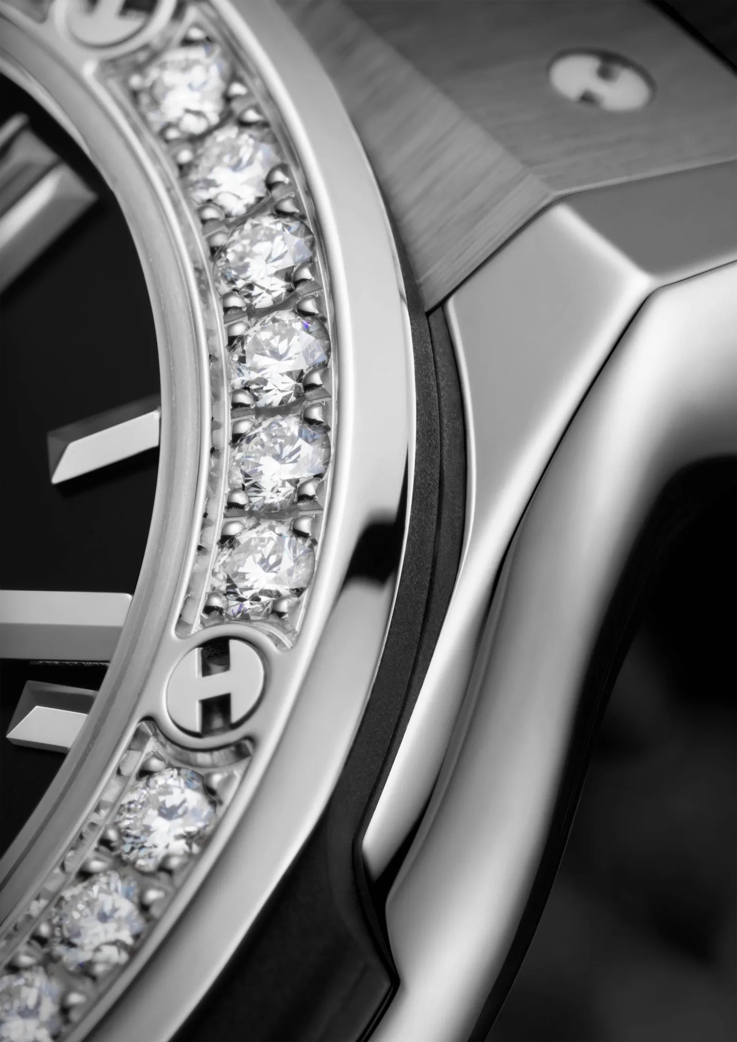 Montre CLASSIC FUSION TITANIUM, Bracelet caoutchouc noir ligné, Boucle déployante acier, Cadran soleillé noir