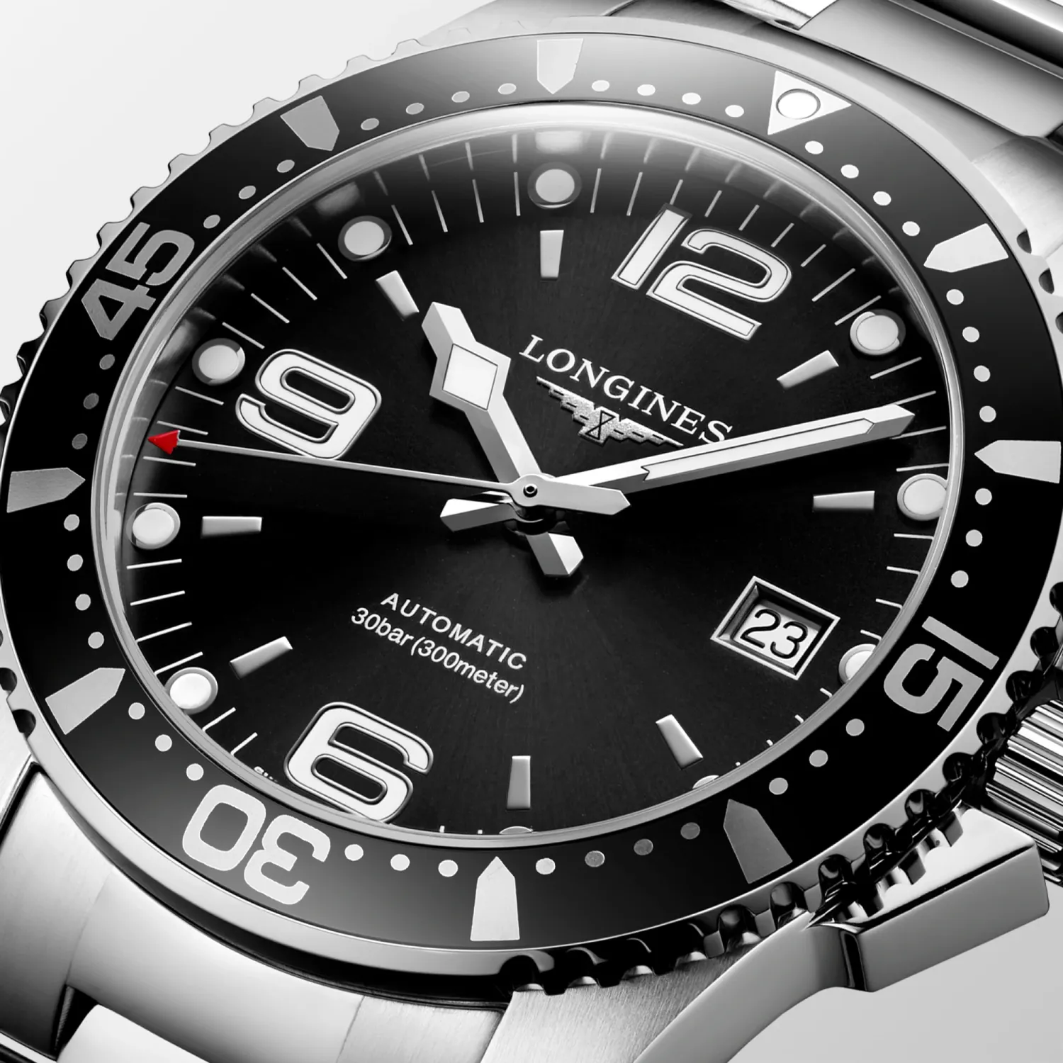 Montre HYDROCONQUEST lunette noire, Bracelet acier, cadran noir soleillé