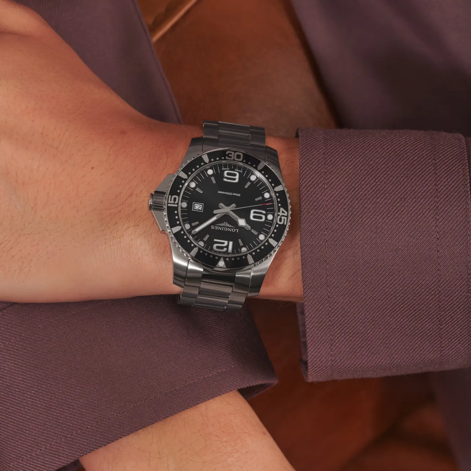 Montre HYDROCONQUEST lunette noire, Bracelet acier, cadran noir soleillé