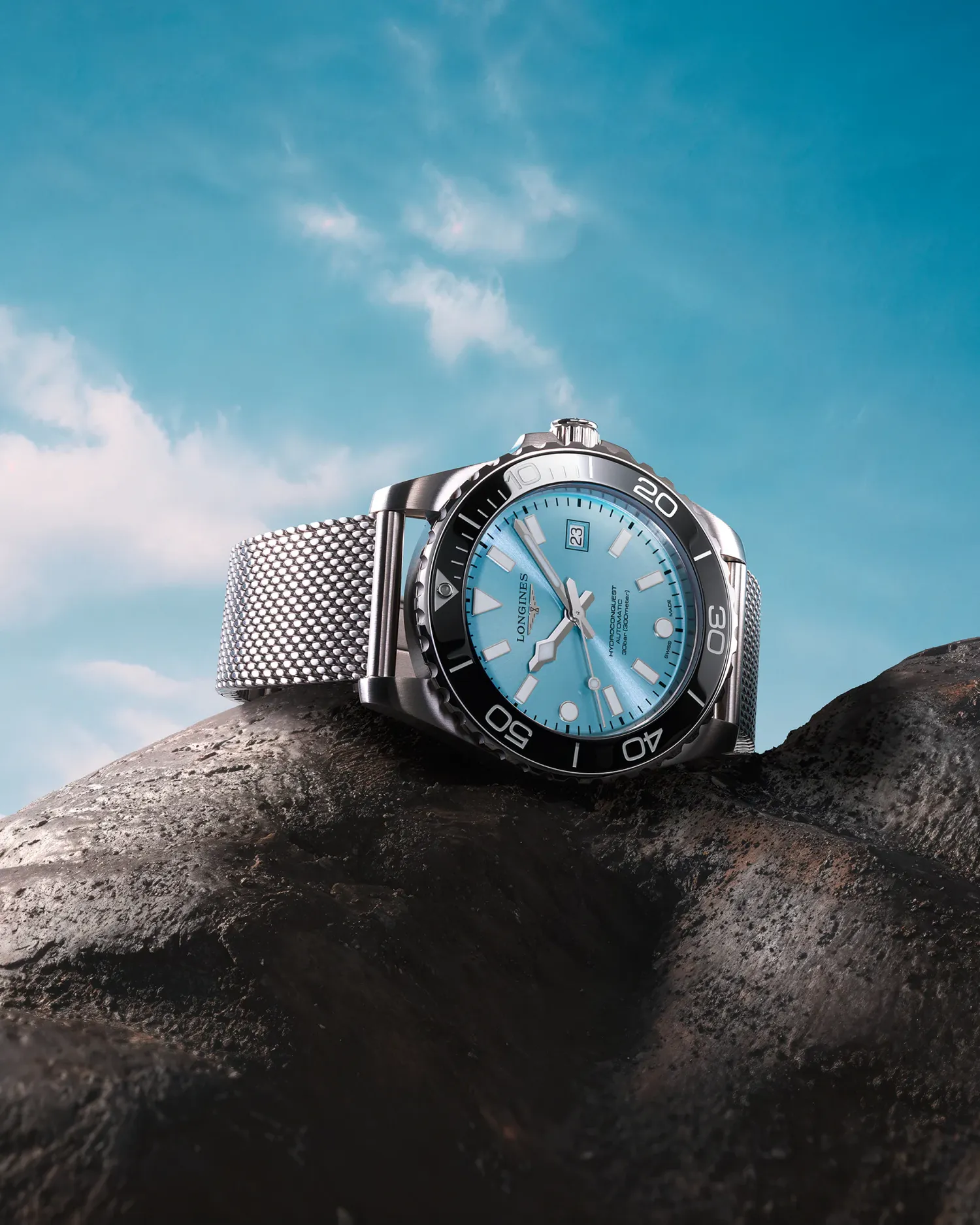 Montre HYDROCONQUEST lunette céramique noire, Bracelet Milanais acier, Cadran bleu givré soleillé