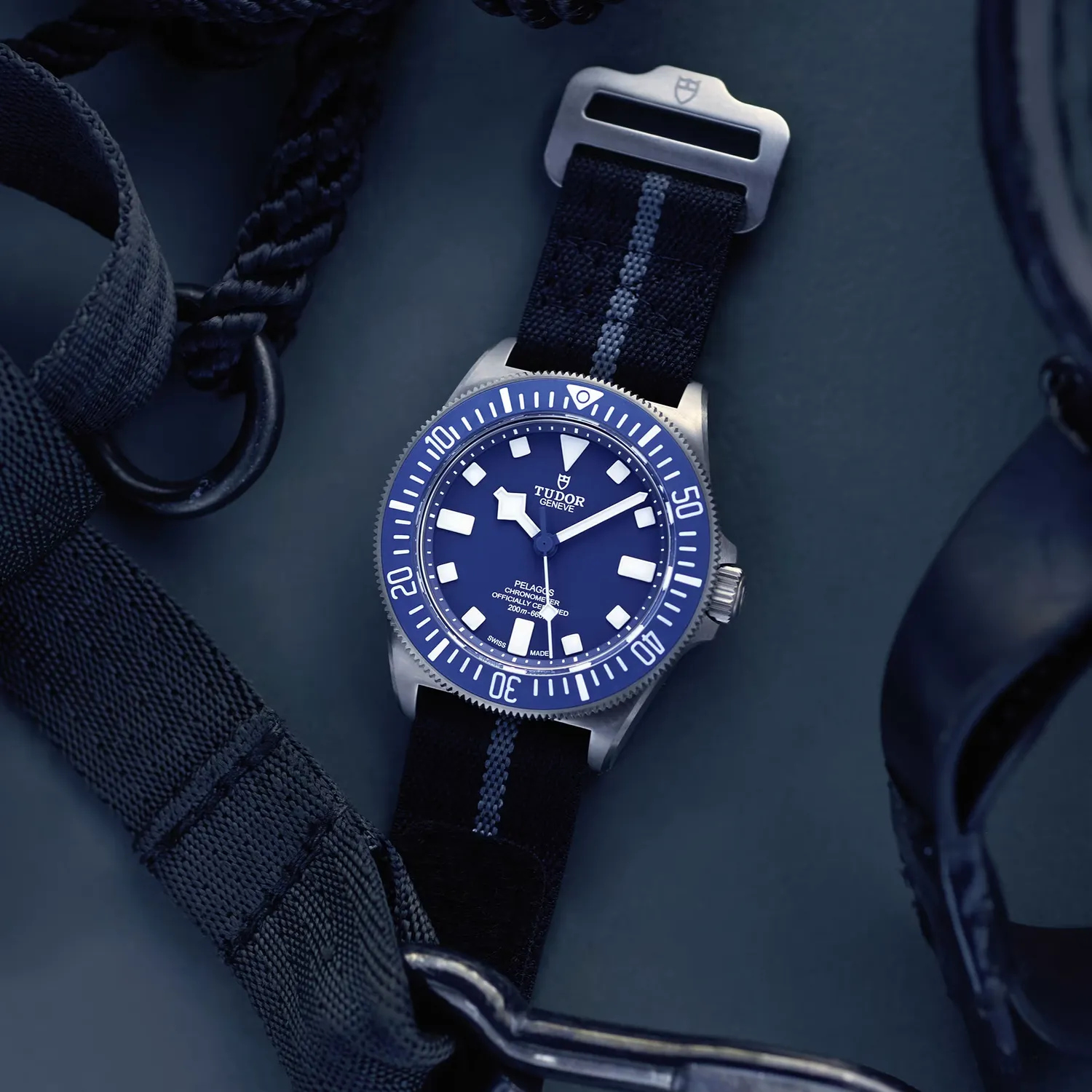 Montre PELAGOS FXD lunette céramique mate bleue, Bracelets tissu auto-grippant bleu marine avec bande grise et caoutchouc bleu marine motif tissé et boucle ardillon en titane, Cadran bleu marine index