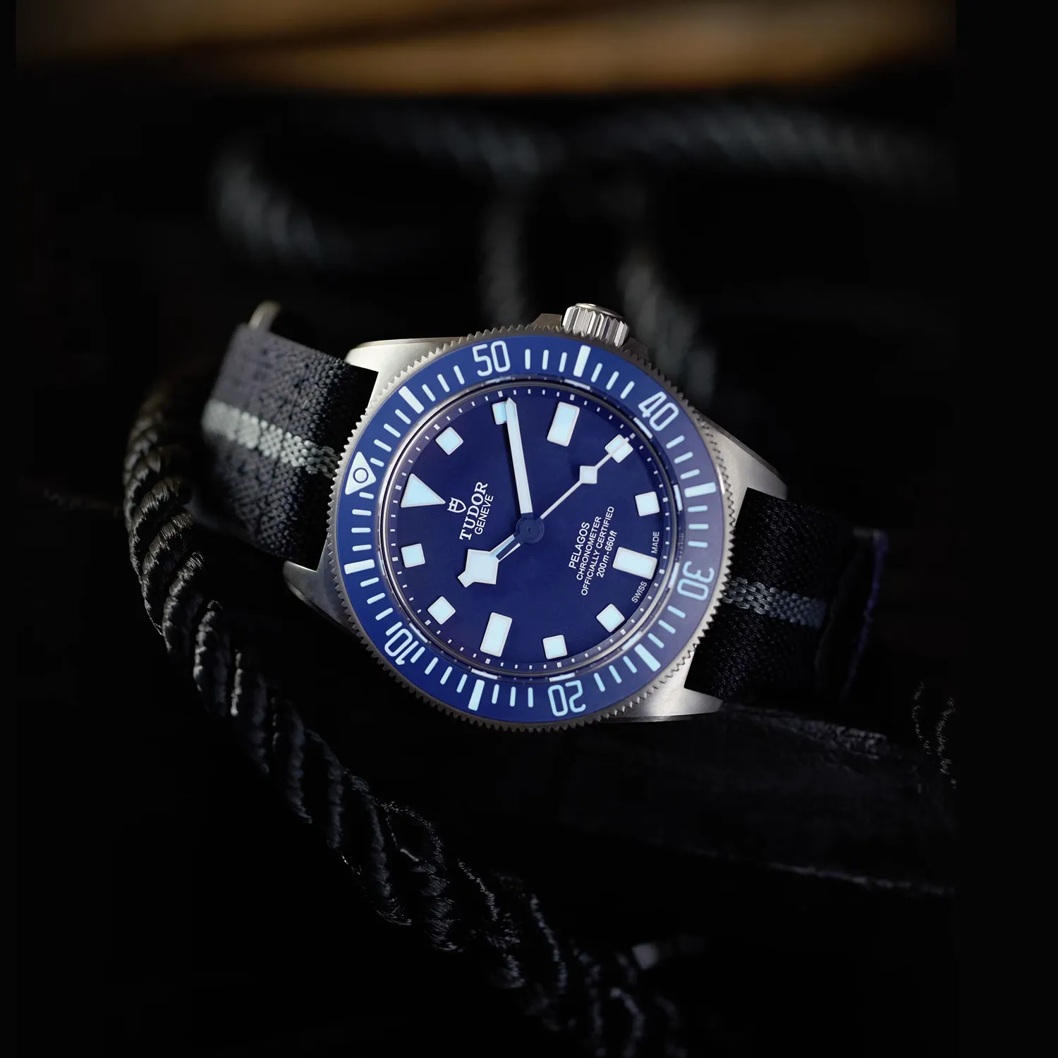 Montre PELAGOS FXD lunette céramique mate bleue, Bracelets tissu auto-grippant bleu marine avec bande grise et caoutchouc bleu marine motif tissé et boucle ardillon en titane, Cadran bleu marine index
