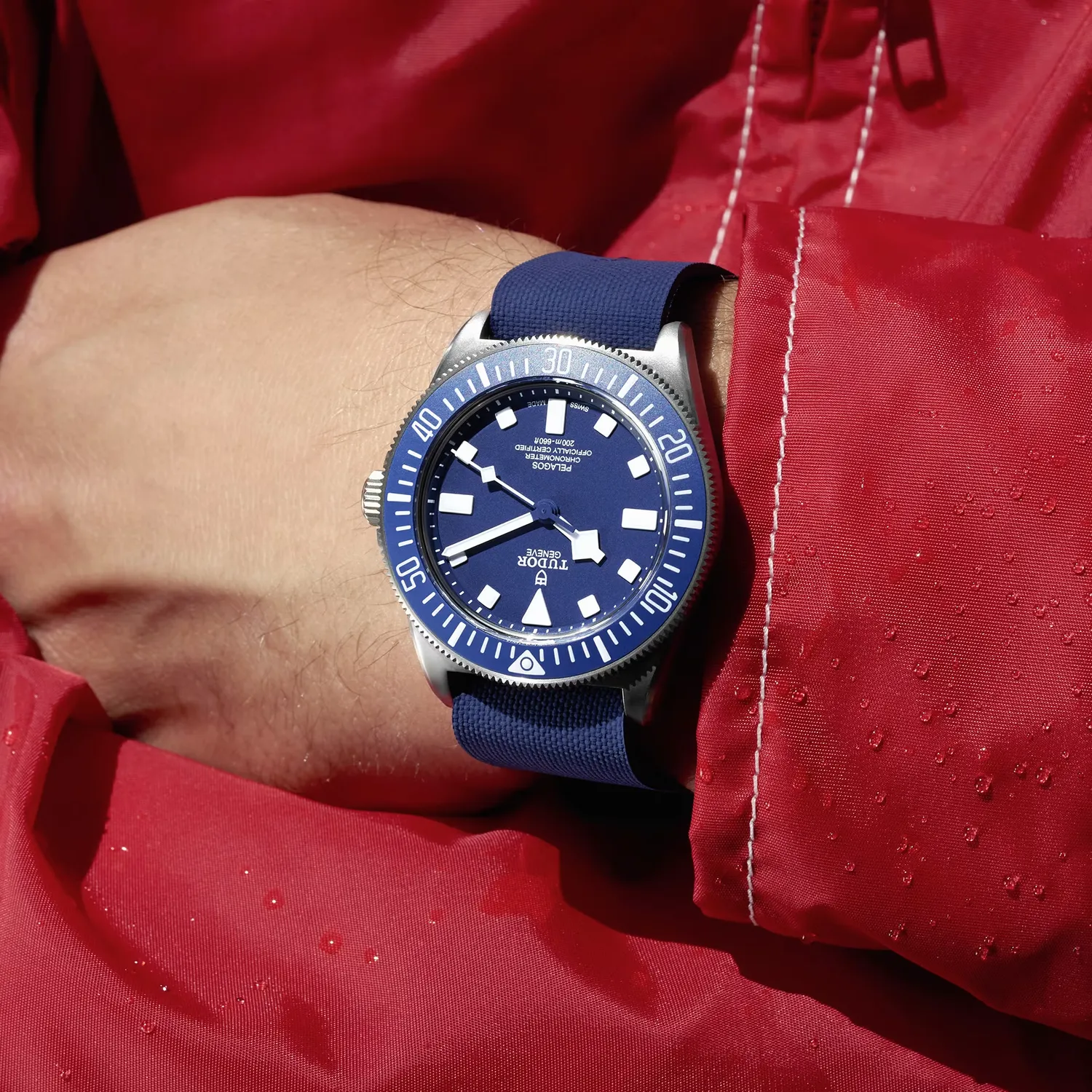 Montre PELAGOS FXD lunette céramique mate bleue, Bracelets tissu auto-grippant bleu marine avec bande grise et caoutchouc bleu marine motif tissé et boucle ardillon en titane, Cadran bleu marine index