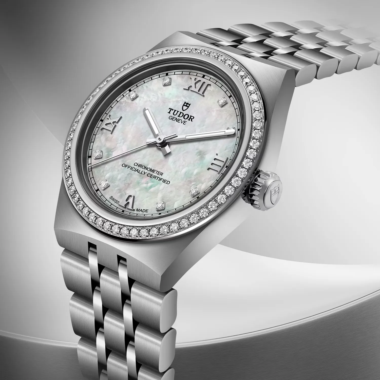 Montre TUDOR ROYAL 30mm lunette sertie diamants, Bracelet acier 98520, Cadran nacre blanche 8 brillants