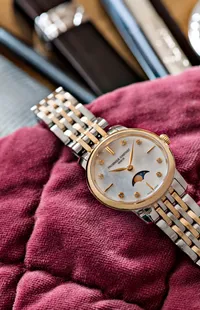 Montre CLASSICS Slimline Ladies Moonphase Bracelet acier et plaqué or jaune, Cadran nacre blanche index diamants