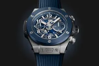 Montre BIG BANG UNICO TITANIUM BLUE CERAMIC Bracelet caoutchouc structuré noir et ligné bleu, Boucle déployante titane, Cadran squeletté bleu mat