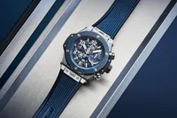 Montre BIG BANG UNICO TITANIUM BLUE CERAMIC Bracelet caoutchouc structuré noir et ligné bleu, Boucle déployante titane, Cadran squeletté bleu mat