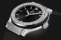 Montre CLASSIC FUSION TITANIUM, Bracelet caoutchouc noir ligné, Boucle déployante acier, Cadran soleillé noir