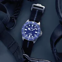 Montre PELAGOS FXD lunette céramique mate bleue, Bracelets tissu auto-grippant bleu marine avec bande grise et caoutchouc bleu marine motif tissé et boucle ardillon en titane, Cadran bleu marine index
