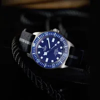Montre PELAGOS FXD lunette céramique mate bleue, Bracelets tissu auto-grippant bleu marine avec bande grise et caoutchouc bleu marine motif tissé et boucle ardillon en titane, Cadran bleu marine index