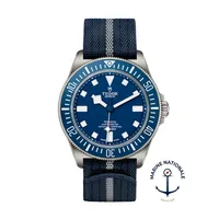 Montre PELAGOS FXD lunette céramique mate bleue, Bracelets tissu auto-grippant bleu marine avec bande grise et caoutchouc bleu marine motif tissé et boucle ardillon en titane, Cadran bleu marine index