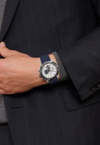Montre CHRONOMASTER SPORT lunette céramique noire Bracelet caoutchouc et cordura bleu, Boucle déployante en acier, Cadran blanc avec 3 compteurs de couleurs