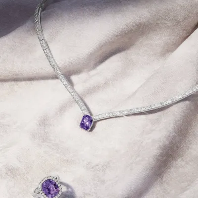 Collier en or blanc, saphir violet et diamants blancs