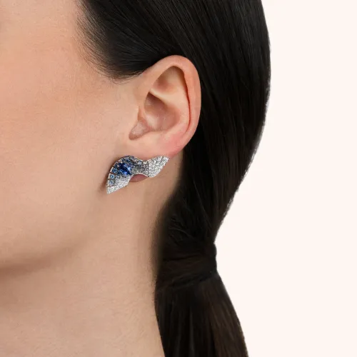 Boucles d'oreilles Palmiero Abissi en or blanc et saphirs bleus et diamants.