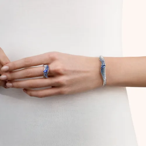 Jonc Palmiero Abissi en or blanc et saphirs bleus et diamants.