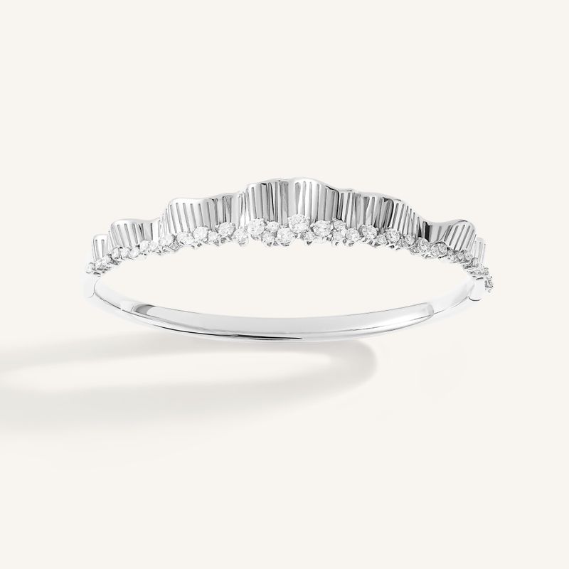 Jonc Palmiero Rays of Sun en or blanc et diamants. Jonc Palmiero Rays of Sun en or blanc et diamants.