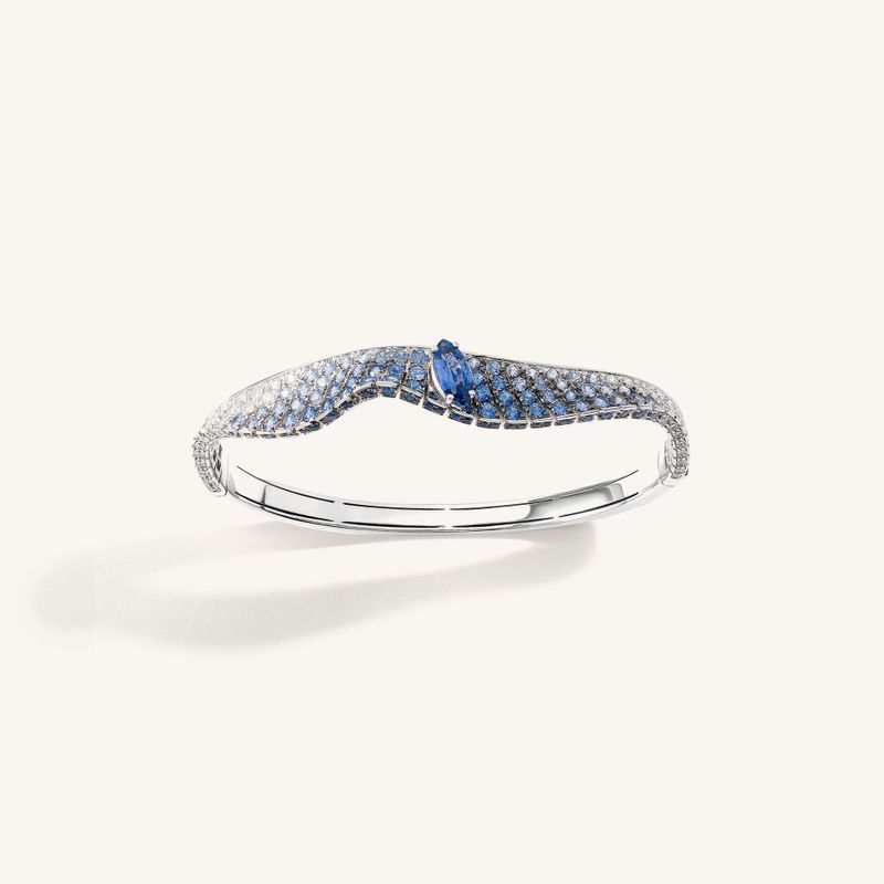 Jonc Palmiero Abissi en or blanc et saphirs bleus et diamants. Jonc Palmiero Abissi en or blanc et saphirs bleus et diamants.