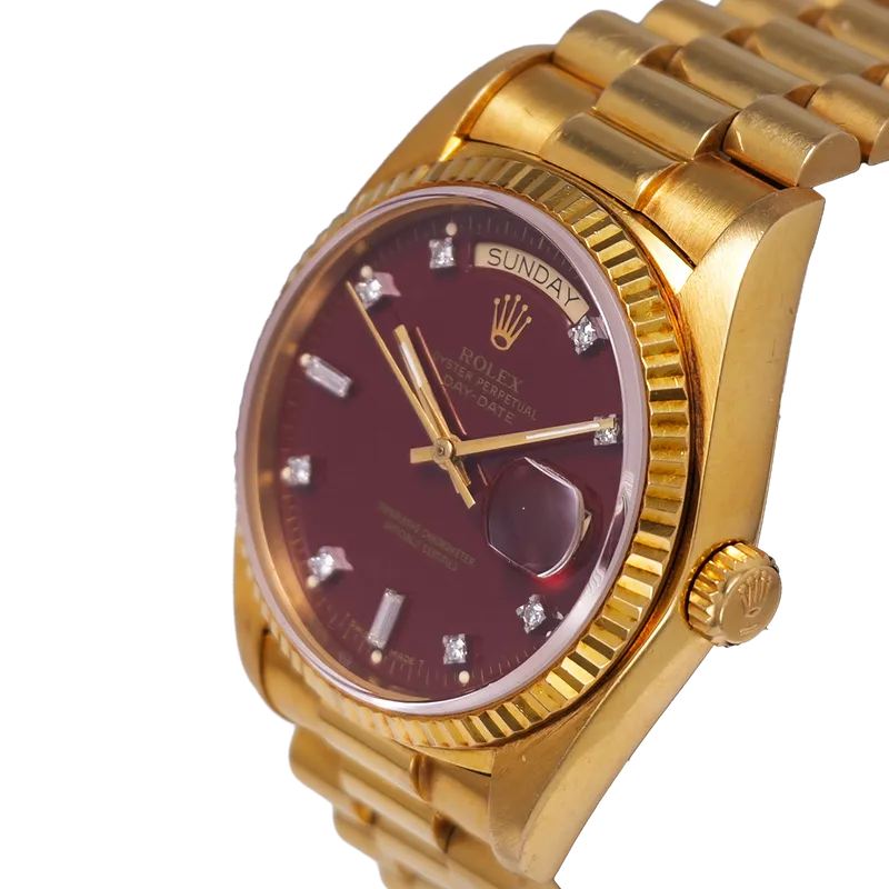 Oyster Perpetual Day-Date en or jaune 36mm, cadran Oxblood, lunette cannelée, bracelet President or jaune – vue 2