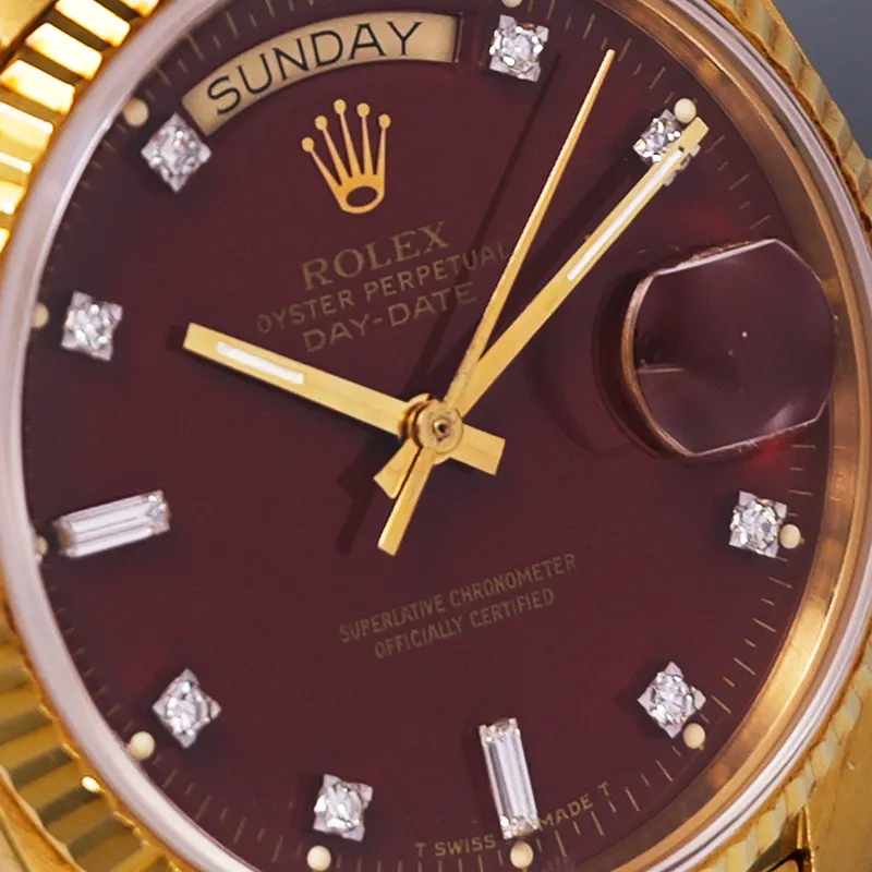 Oyster Perpetual Day-Date en or jaune 36mm, cadran Oxblood, lunette cannelée, bracelet President or jaune — 18038 - vue 3