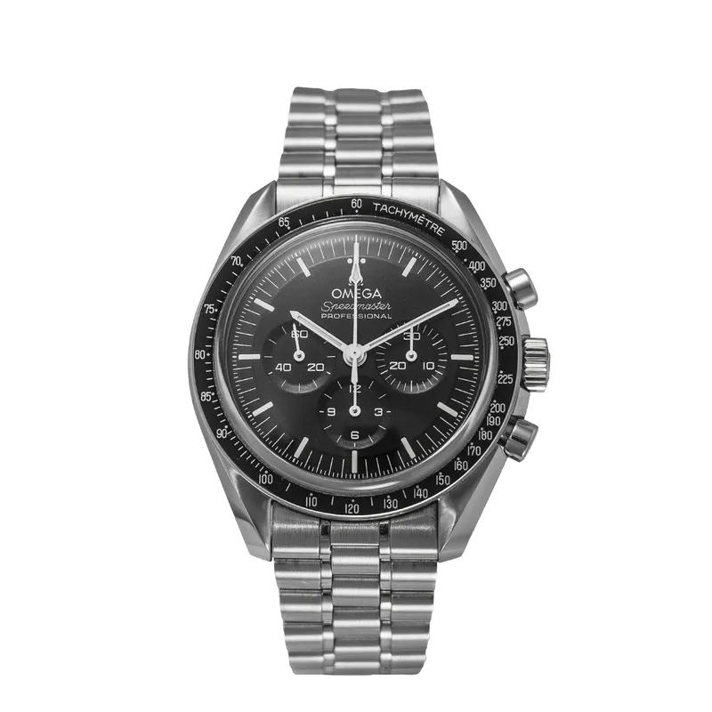 Une montre Speedmaster Moonwatch 42mm en acier, cadran noir, sur un bracelet en acier