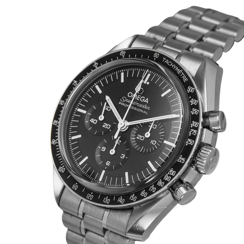 Une montre Speedmaster Moonwatch 42mm en acier, cadran noir, sur un bracelet en acier – vue 2
