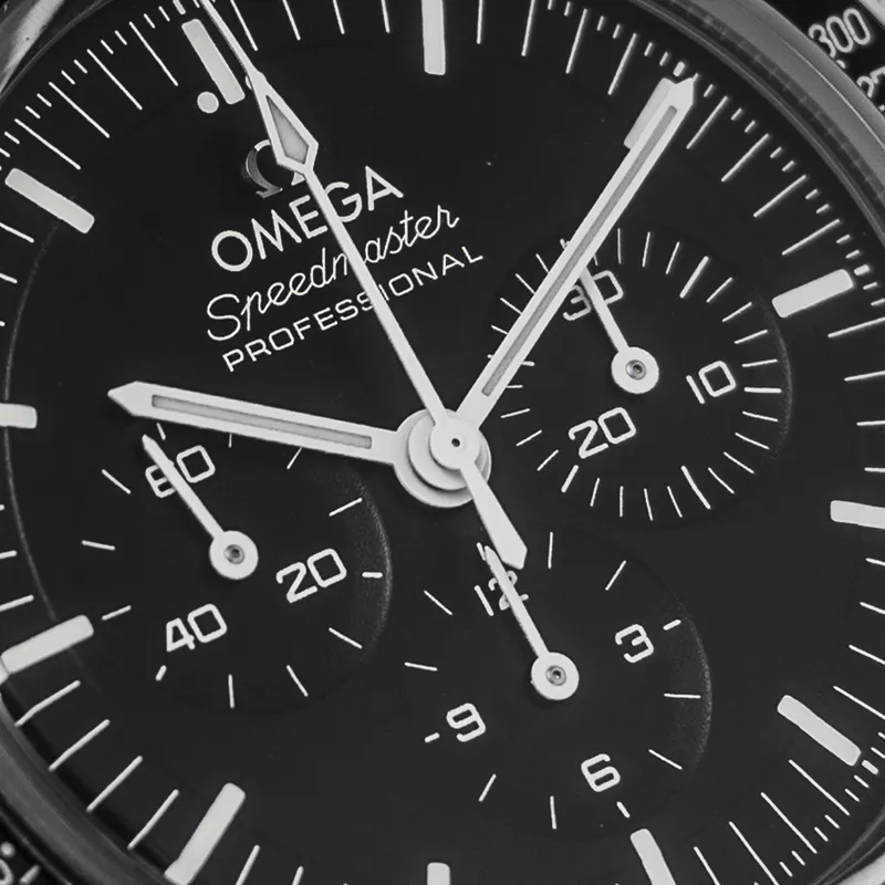 Une montre Speedmaster Moonwatch 42mm en acier, cadran noir, sur un bracelet en acier — 310.30.42.50.01.002 - vue 3