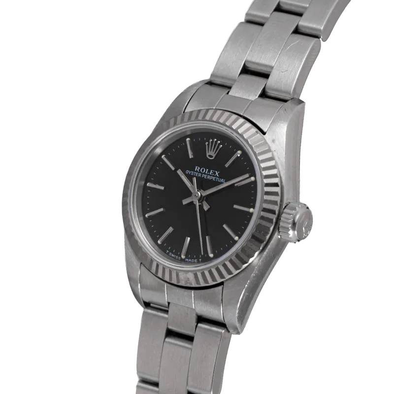 Oyster Perpetual 26mm en acier, cadran noir, lunette cannelée, bracelet oyster acier – vue 2