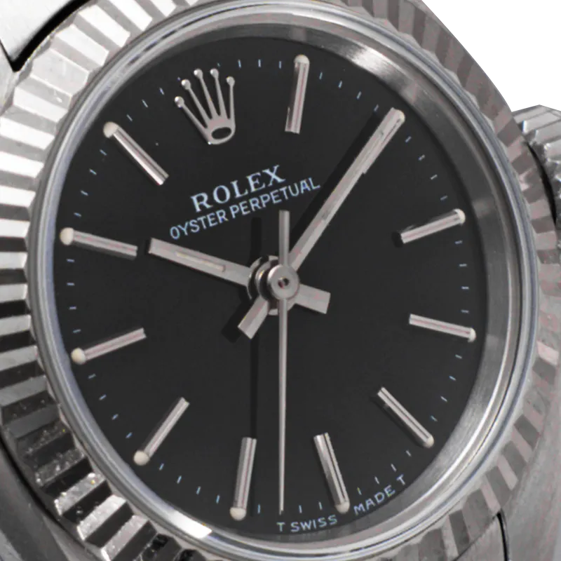 Oyster Perpetual 26mm en acier, cadran noir, lunette cannelée, bracelet oyster acier — 67194 - vue 3