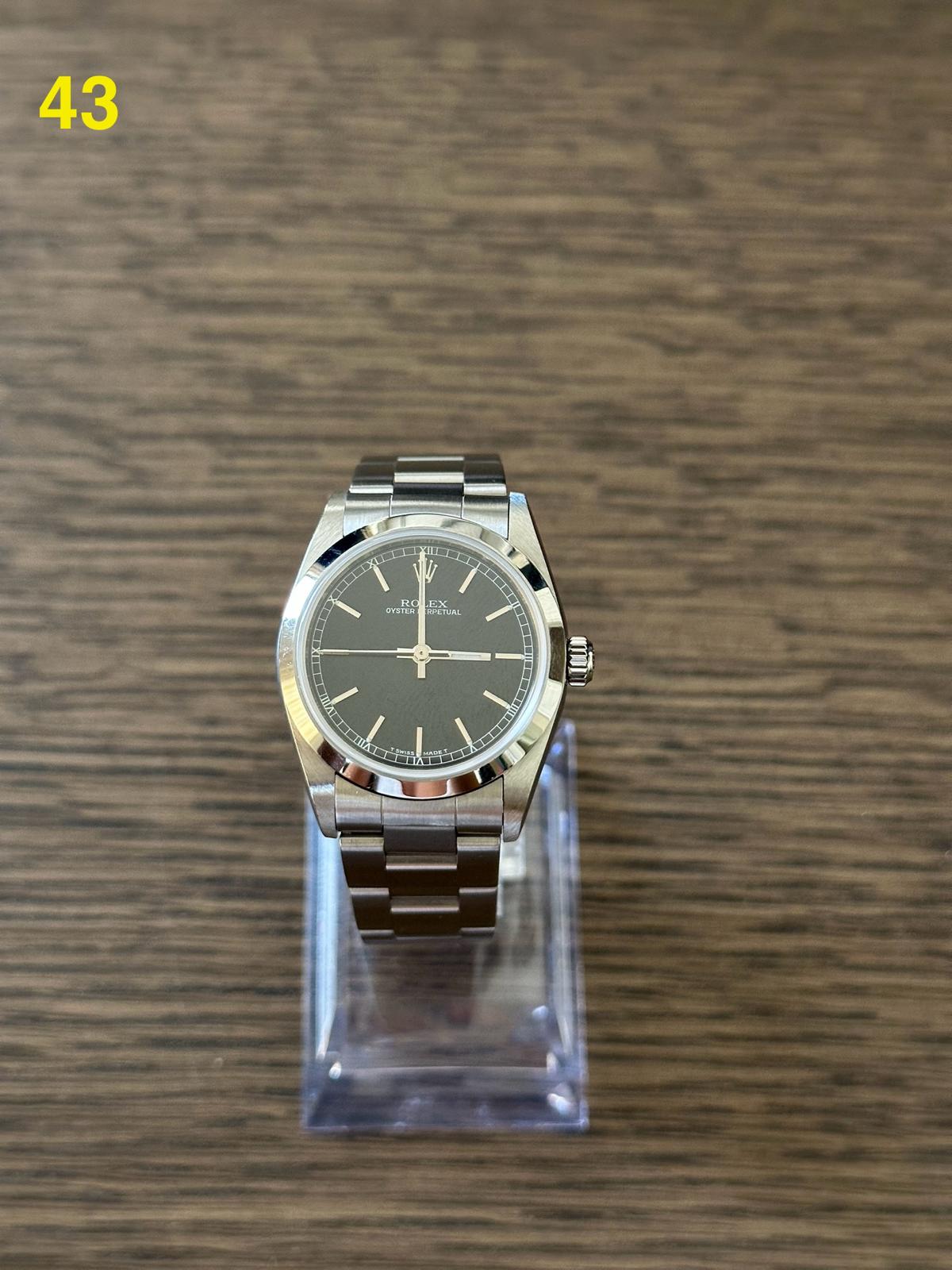 Oyster Perpetual 31mm en acier, cadran noir, lunette lisse, bracelet oyster acier — 77080 - vue 4