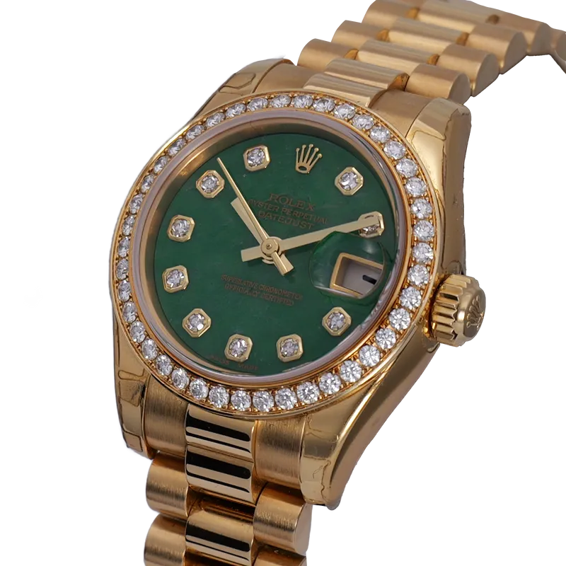 Montre Rolex Datejust 26 mm en or jaune, cadran vert index diamants, lunette sertie diamants  – vue 2