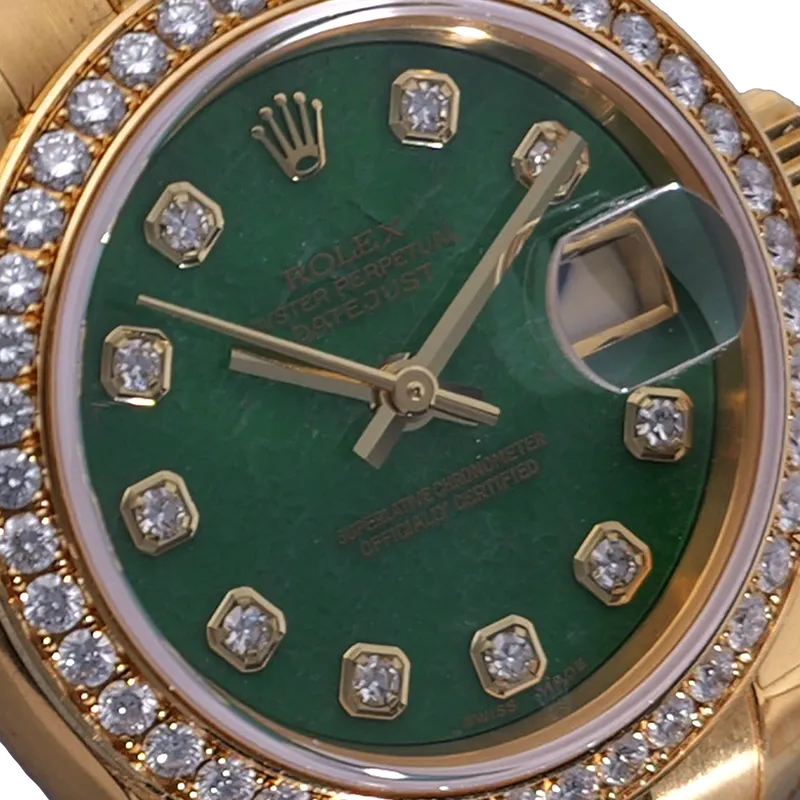 Montre Rolex Datejust 26 mm en or jaune, cadran vert index diamants, lunette sertie diamants  — 179138 - vue 3