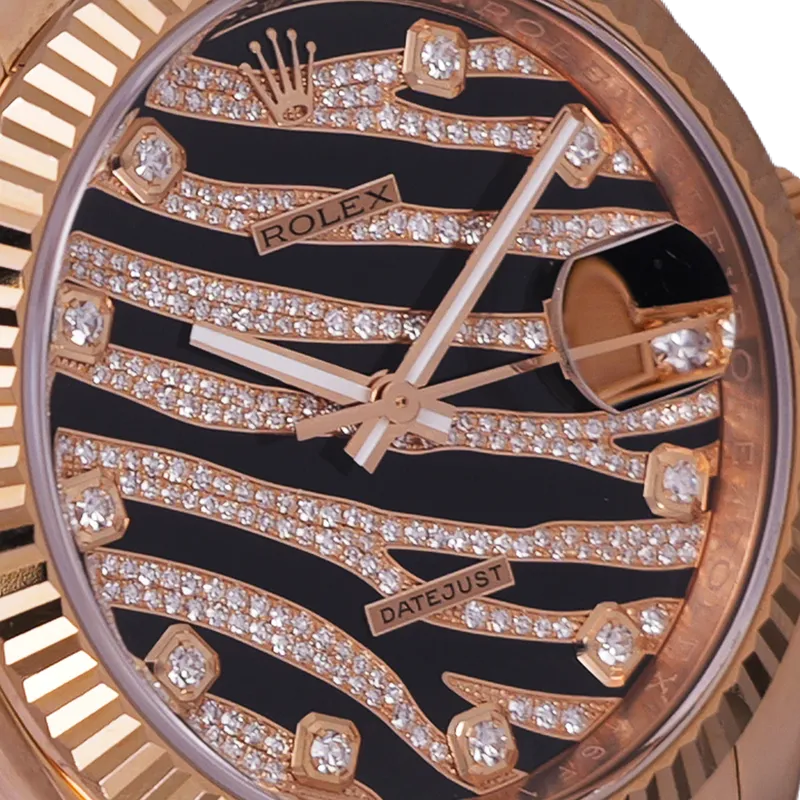 DateJust en or rose, cadran ZEBRE pavé, bracelet en cuir, BD en or rose.  — 116135 - vue 3