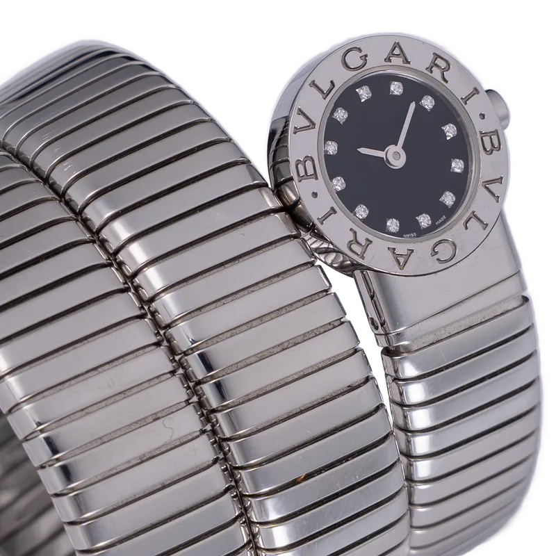 Serpentine en acier, cadran noir, index diamants, bracelet en acier.  – vue 2