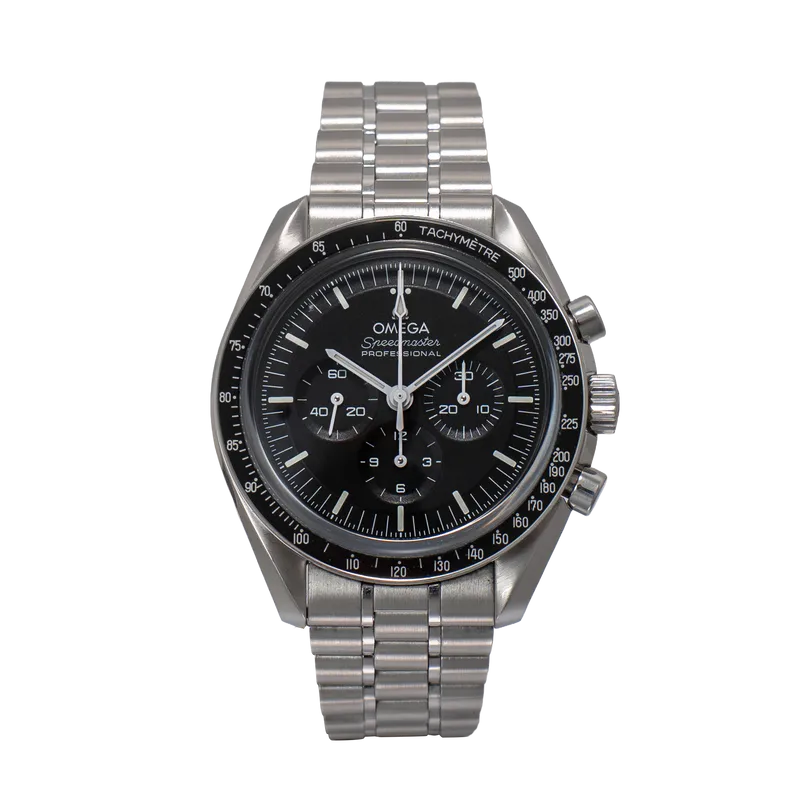 Une montre Speedmaster en acier, sur un bracelet en acier. 