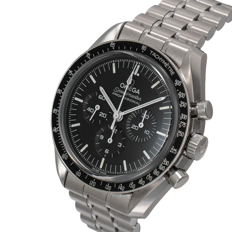 Une montre Speedmaster en acier, sur un bracelet en acier.  – vue 2
