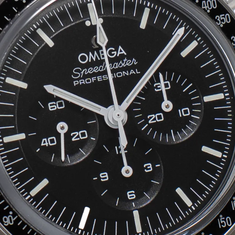 Une montre Speedmaster en acier, sur un bracelet en acier.  — 310.30.42.50.01.002 - vue 3